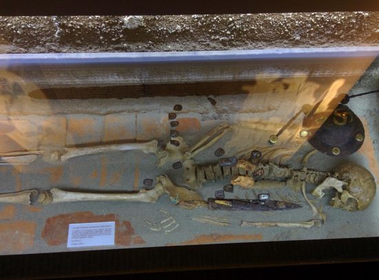 Corpo di guerriero longobardo del VII secolo, alto, 180 cm, morto a 50 anni per colpo al cranio ricevuto da dietro.