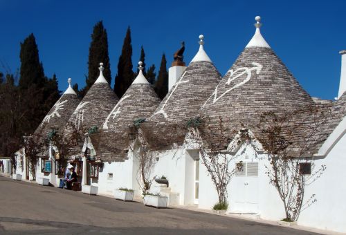 Trulli_Alberobello_turisti_500px