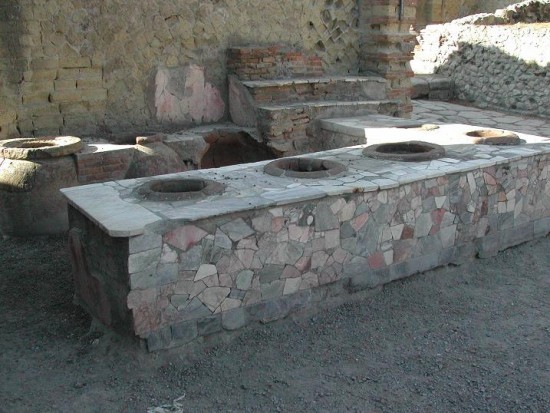 Bancone di un thermopolium, notare la anfore incassate (dolia), forse usate per conservare cibi pronti freddo come olive o alici.