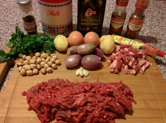 Ingredienti di hamburger alla pancetta e hamburger alle noci e prezzemolo.