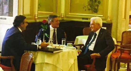 Il presidente Mattarella in visita al più famoso caffè d'Italia, il Gambrinus di Napoli, invece di un espresso ha preso il tè. Uno sgarro mai fatto dai precedenti presidenti. Tra poco capirete perché la sua scelta è tutt'altro che incomprensibile. :-)